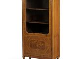 une armoire ancienne en bois, dotée d'un plateau en marbre et de deux étagères