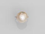 une bague en perles et diamants