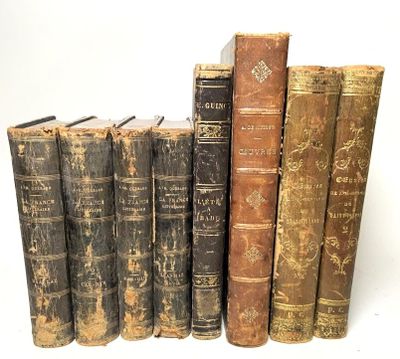plusieurs vieux livres sont alignés sur une surface blanche