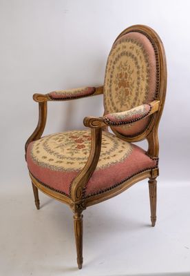 une image représentant une chaise en bois dont l'assise est recouverte d'un tissu rouge et beige