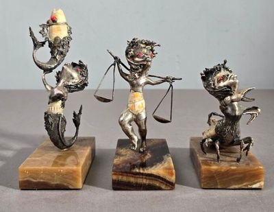 trois figurines posées sur une table