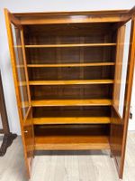 Vitrine-bibliothèque à deux portes. (photo 2)