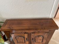 Buffet en bois massif ouvrant en façade par deux vantaux (photo 3)