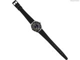 gros plan d'une montre sur fond blanc avec un bracelet noir