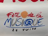 a sign that says fate de la nusquee on it