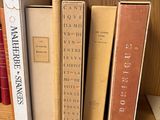 plusieurs livres sur une étagère dans une boîte à livres