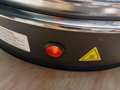 un gros plan d'une mijoteuse posée sur une table