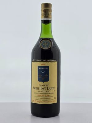 une bouteille de vin posée sur une table