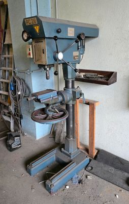 une machine qui se trouve dans une pièce, près d'un mur