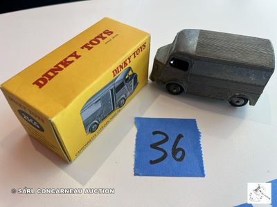 un petit bus et une boîte posés sur une table