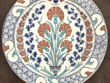 un gros plan d'une assiette ornée d'un motif floral