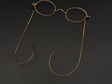 une paire de lunettes et un crochet sur une surface noire