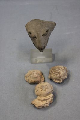Lot de quatre têtes de statuettes en terre-cuite Précolombie…