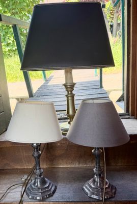 two lamps that are sitting on a table