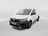 La camionnette blanche est garée dans une pièce blanche.