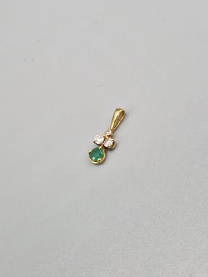 un pendentif en émeraude et diamants sur un fond blanc