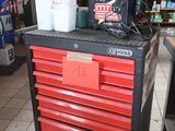 une photo d'un coffre à outils rouge surmonté d'une boîte à outils rouge