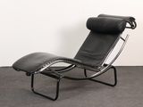 chaise longue en cuir noir avec assise et repose-pieds en cuir noir