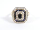 une image d'une bague en diamant et saphir sur fond blanc