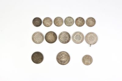un groupe de pièces d'argent posées sur une surface blanche