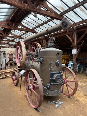 une vieille machine à vapeur posée au milieu d'un bâtiment