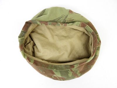 vue de dessus d'un chapeau orné d'un motif camouflage