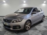 la voiture argentée est garée sur un sol en damier dans le garage