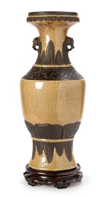 un vase posé sur un support sur une surface blanche