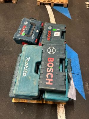 un tas d'outils posé sur une palette dans un entrepôt