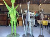deux statues d'un homme et d'une femme debout l'une à côté de l'autre