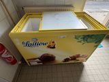 une machine à glaces jaune posée dans un coin de la cuisine