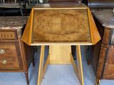 une petite table avec un plateau en bois et deux tiroirs