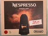 une boîte de dosettes de café Nespresso Espressa Mini posée sur une table en verre