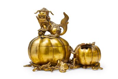 figurine en laiton représentant une sirène assise sur une citrouille