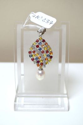 une photo d'un collier présenté dans une boîte transparente