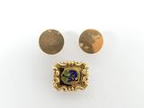 une photo d'une paire de boutons de manchette en or et en émail