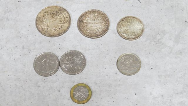 Trois pièces de monnaie en argent : 10 frs1967, 100frs 1984, 50fr...