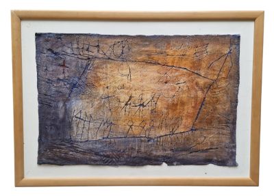 tableau encadré représentant une œuvre d'art sur fond marron