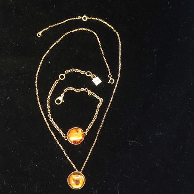 LALIQUE France. Parure en métal doré et cristal cabochon de …