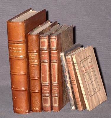 plusieurs vieux livres sont empilés sur une table