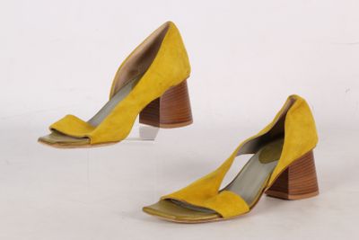 IXOS - Paire d'escarpins à bout ouvert en cuir suédé jaune.