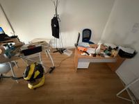 Dans le bureau : Bureau, chaise, bloc caisson de bureau sur …