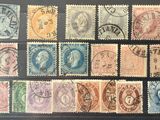 un gros plan sur une pile de timbres posés sur une table
