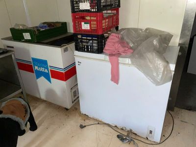 un réfrigérateur blanc surmonté d'un nœud rose