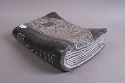 Élément décoratif en pierre dure imitant un livre, monogramm…