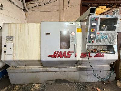 une machine qui se trouve à l'intérieur d'un bâtiment