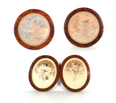 quatre assiettes en bois ornées de motifs différents, posées sur un fond blanc