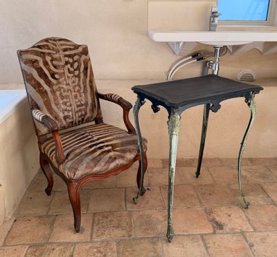 une chaise placée à côté d'une table sur laquelle se trouve un ordinateur portable