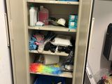 une armoire contenant de nombreux produits d'entretien