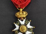 un gros plan d'une médaille entourée d'un ruban rouge